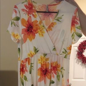 Beautiful long maternity dress w fun floral print